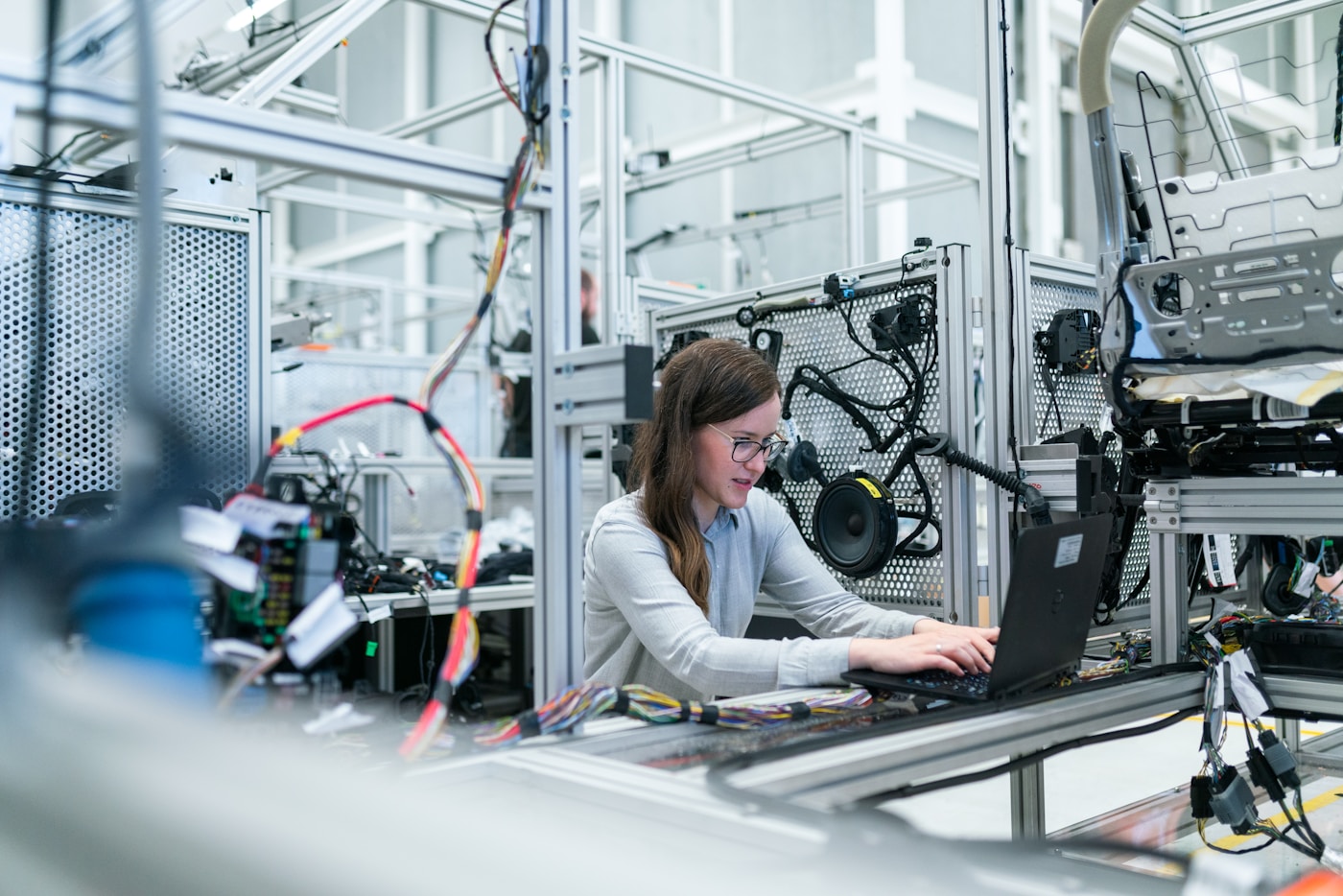 Laborator R&D DailyGrind cu stații de lucru și monitoare de experimente